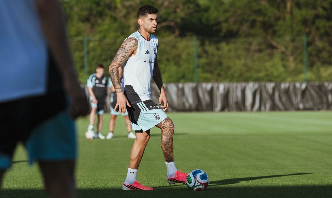 Cuti Romero, a la par en la práctica de la Selección (Foto: @Argentina). Cuti Romero, a la par en la práctica de la Selección (Foto: @Argentina).