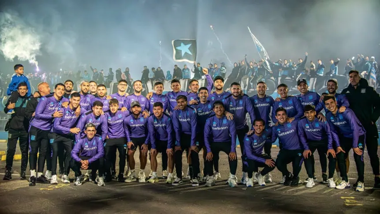 El plantel completo con el banderazo de su gente.
