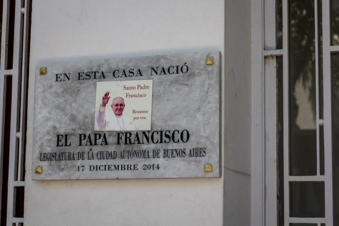 Placa que indica el lugar de nacimiento del Papa Francisco