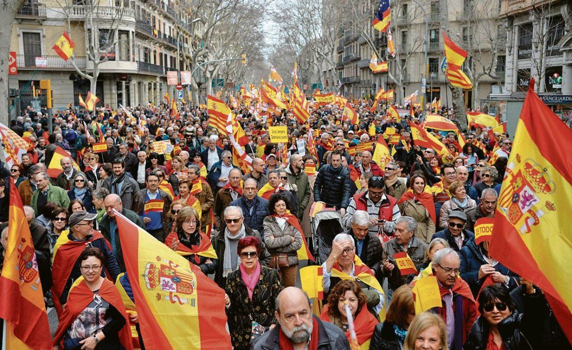 dUna multitud marchó ayer por el centro de Barcelona en contra de la independencia catalana.
