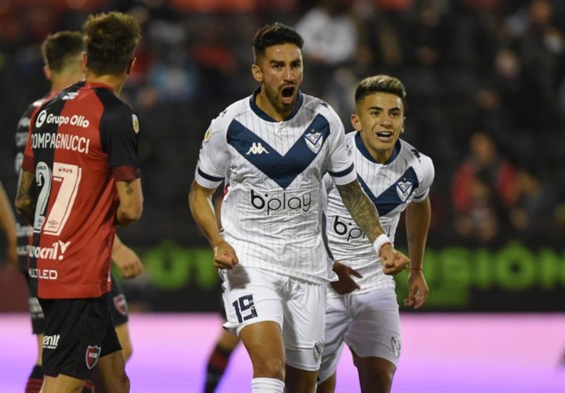 Lucero marca el tempranero gol de Vélez.