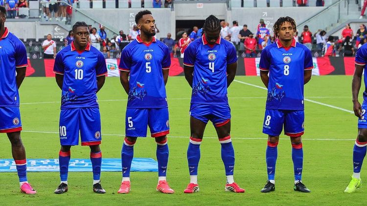 La FIfa obligó a la selección de Haití a realizar un cambio en su indumentaria.