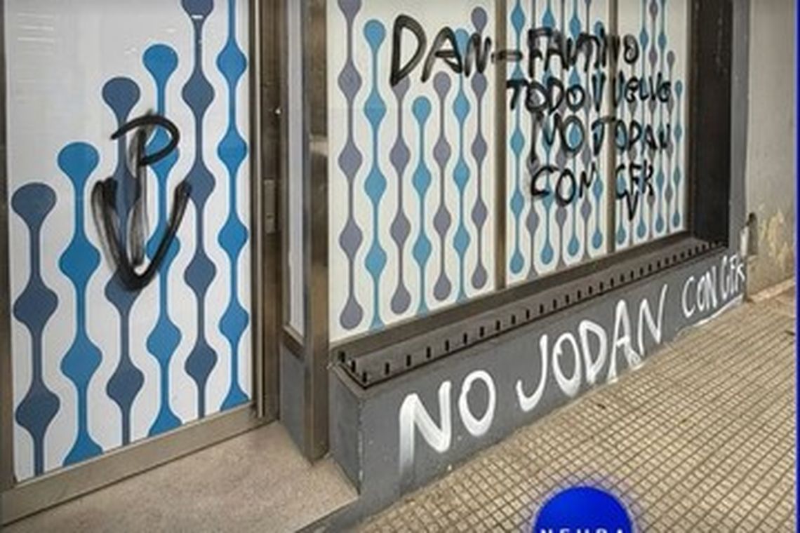 Las pintadas en la puerta del stream Neura. 