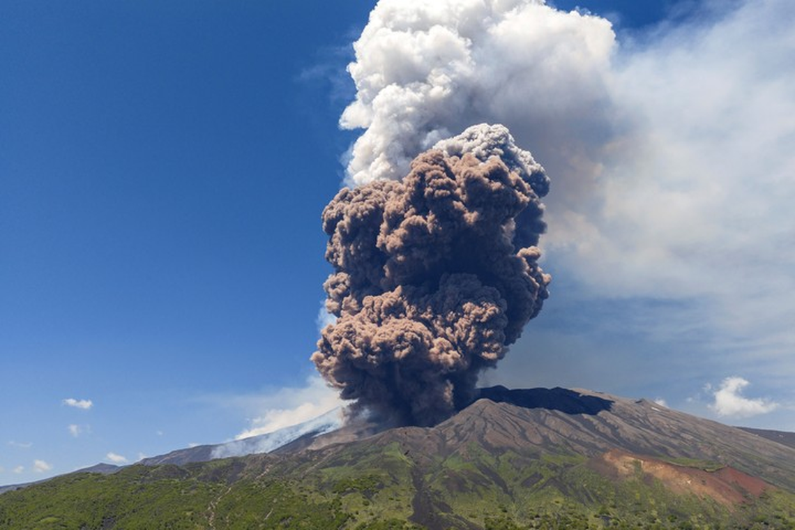 Volcán Etna, en Sicilia. Volcán Etna, en Sicilia.