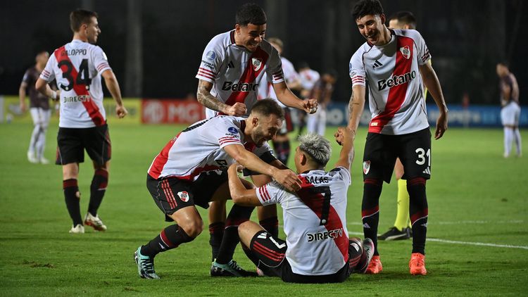 El festejo con Salas tras el gol agónico para el triunfo (Foto: @RiverPlate).