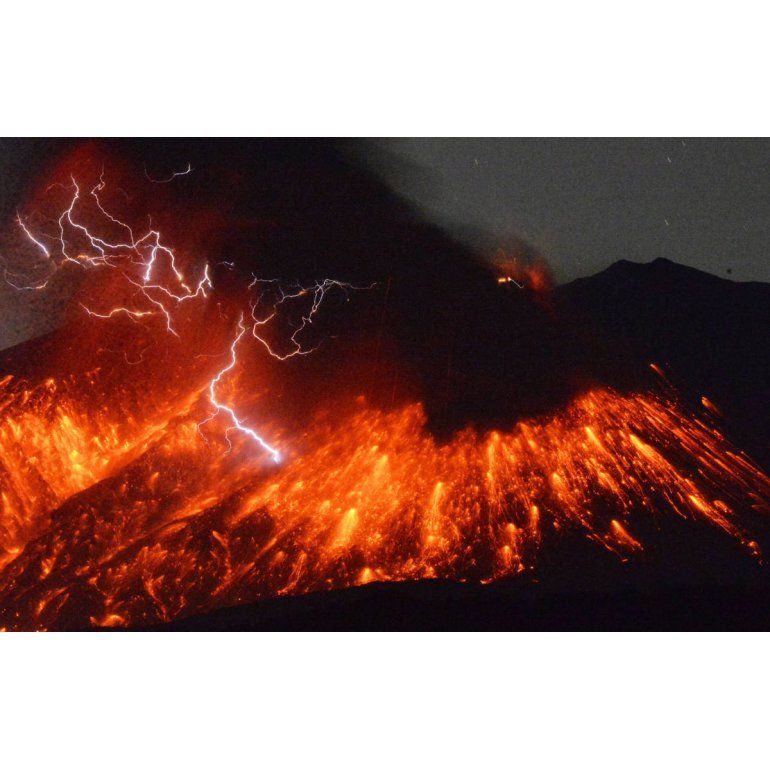 Entró en erupción un volcán que mantiene en vilo a Japón
