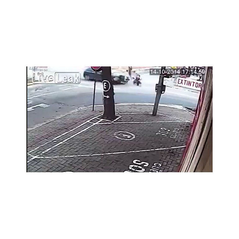 Video | Motociclista pierde una pierna en un impresionante accidente