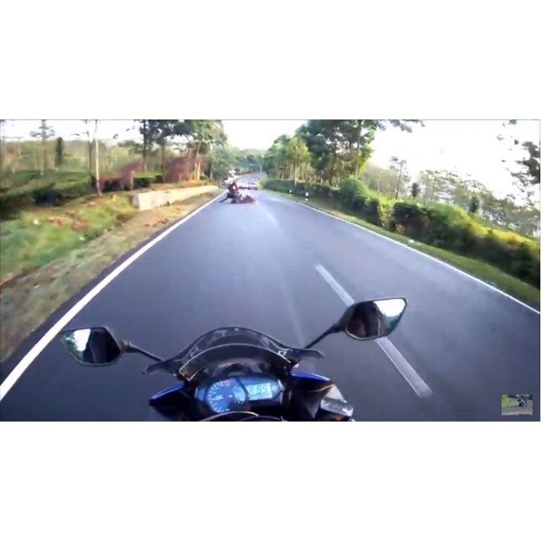 Video | Se tira de la moto para salvarse de un choque seguro