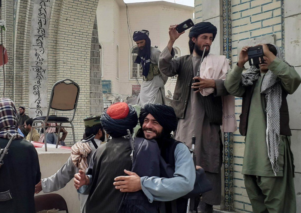 Talibanes festejan la toma de las distintas capitales de Afganistán mientras las embajadas suspenden su actividad.