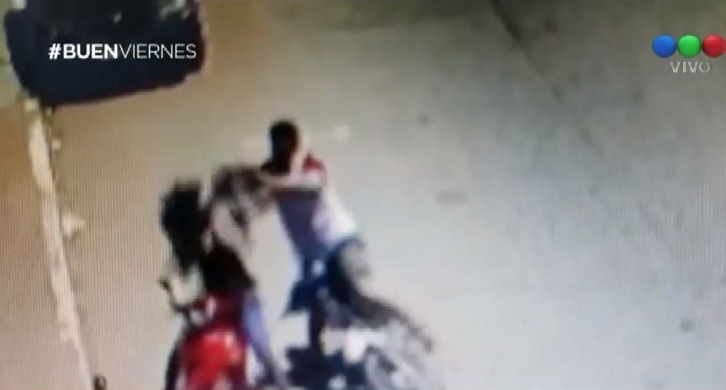 VIDEO | Un motochorro intentó robarle a una maestra pero ella se resistió, le pegó y recuperó sus pertenencias