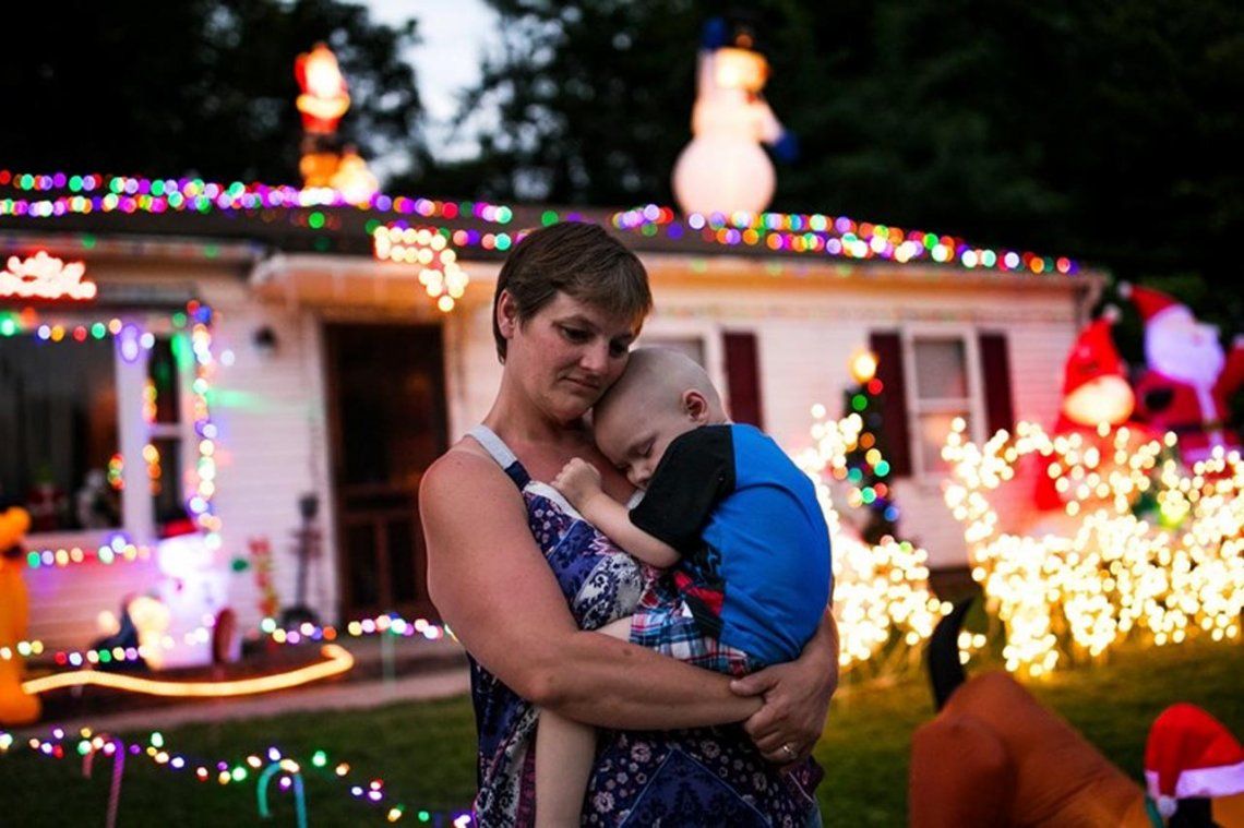 Festejar Navidad en septiembre: su hijo tiene cáncer terminal y el amor movilizó a todo un vecindario