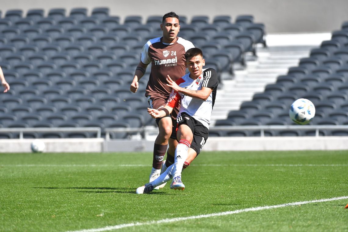 Claudio Echeverri anotó dos goles en el amistoso ante Platense
