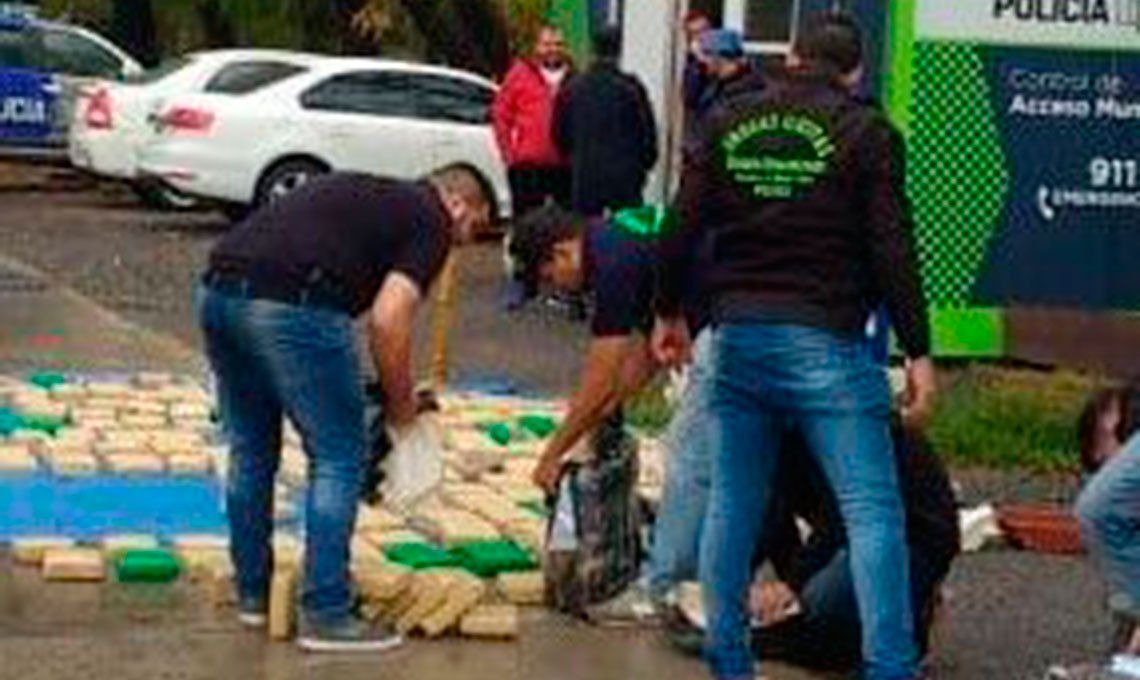 Ocultaron 400 kilos de marihuana en bolsas de alimento para perros