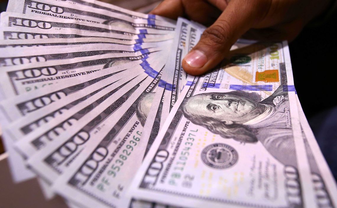 El dólar blue arrancó la semana en baja y se vendió a $374