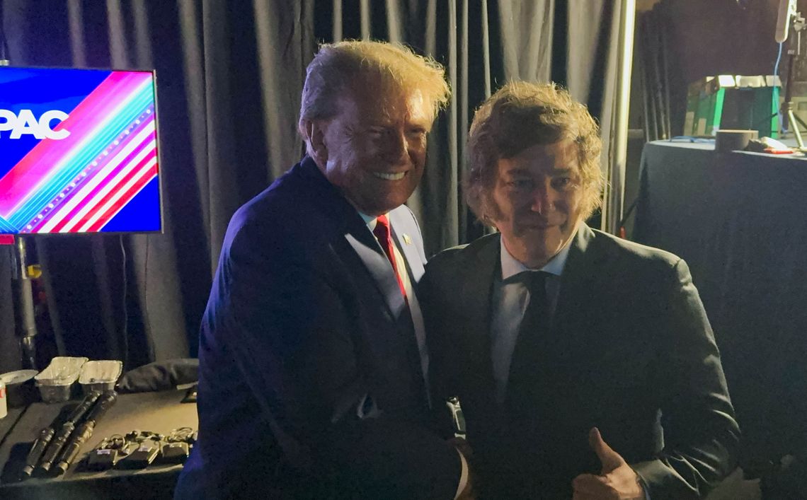 Javier Milei, junto a Donald Trump, en la cumbre de la CPAC realizada hace un año en EE.UU.