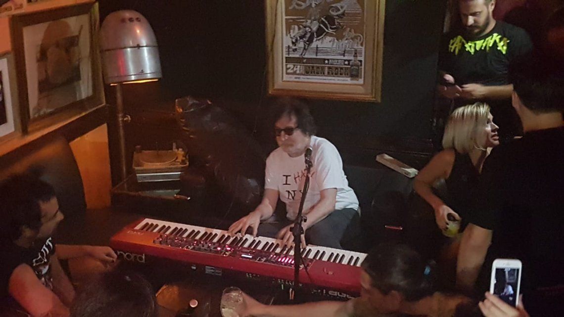 Charly García armó su Piano Bar con un show sorpresa en Palermo