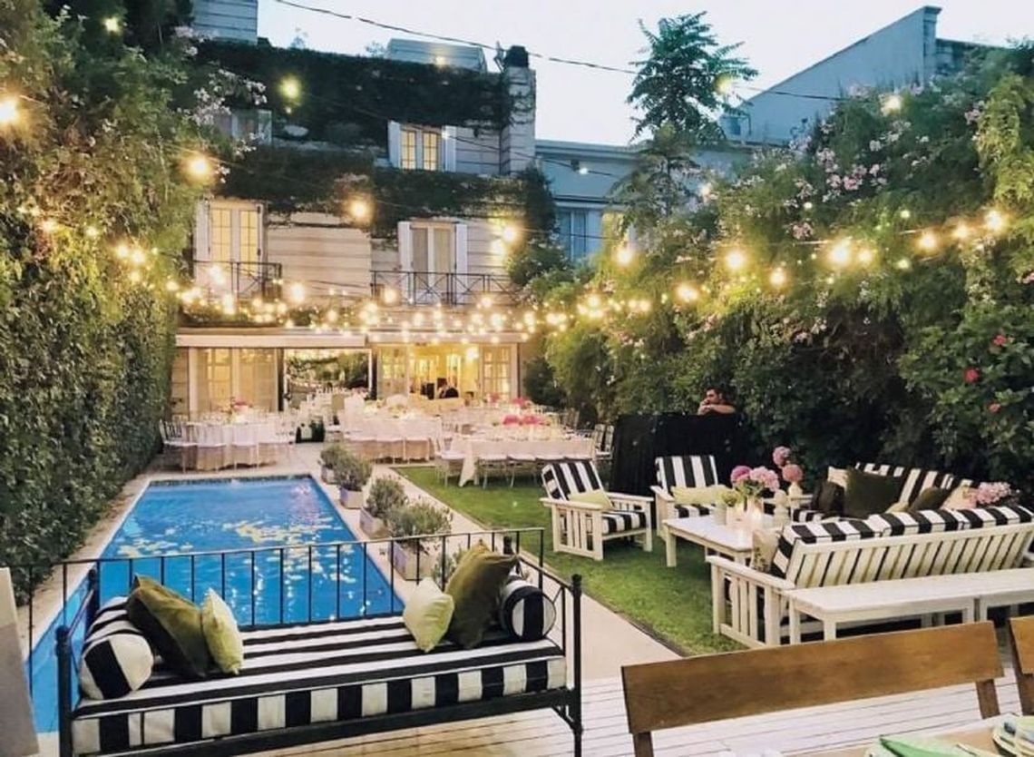 El jardín de la mansión de Marcela Tinayre en Barrio Parque donde se celebrarán los 99 de Mirtha Legrand. 