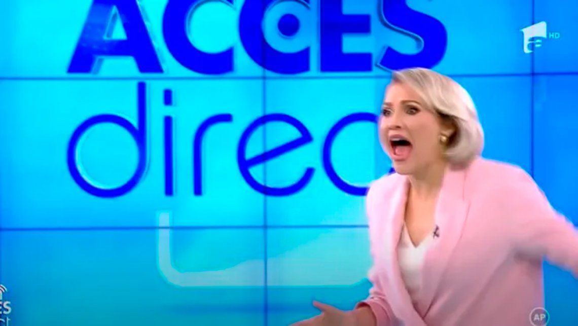 Una mujer desnuda atacó a una periodista en la TV de Rumania. 
