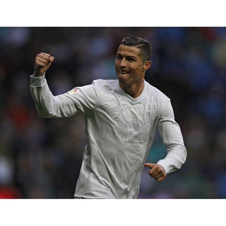 Real Madrid ganó con un doblete de Ronaldo y le metió presión al Barsa