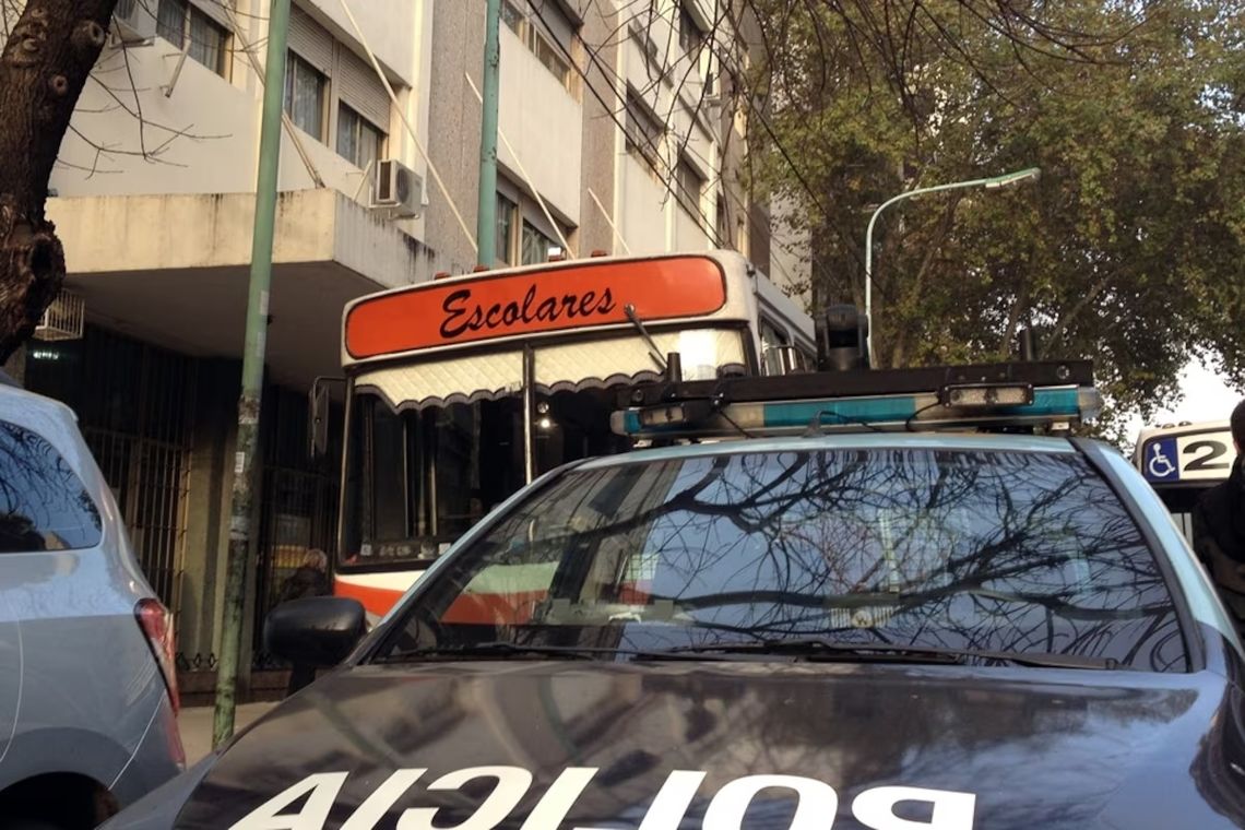 Un hombre de 38 años que manejaba un micro escolar fue detenido en Palermo al estar acusado de violar y prender fuego a su pareja.