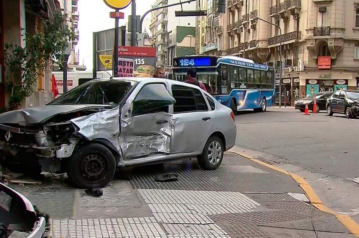 Un automóvil se incrustó en el frente del bar La Ópera, en Callao y Corrientes