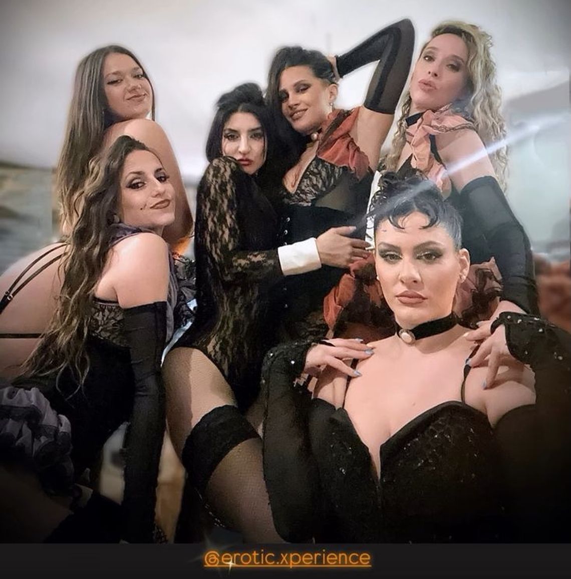 Parte del staff femenino de bailarinas y cantantes del espectáculo 