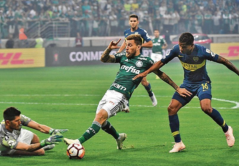 Rossi llega antes que Lucas Lima a la pelota