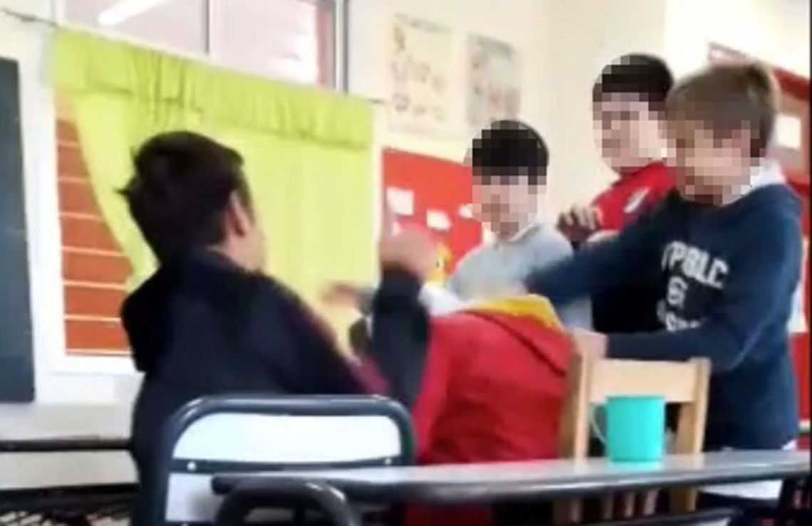 Los compañeros de clase lo insultaron y golpearon; ahora no quiere ir a la escuela.