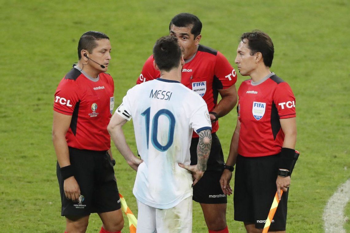 Roddy Zambrano, el árbitro de Argentina-Brasil, dijo que no hubo penal en ninguna de las dos jugadas polémicas