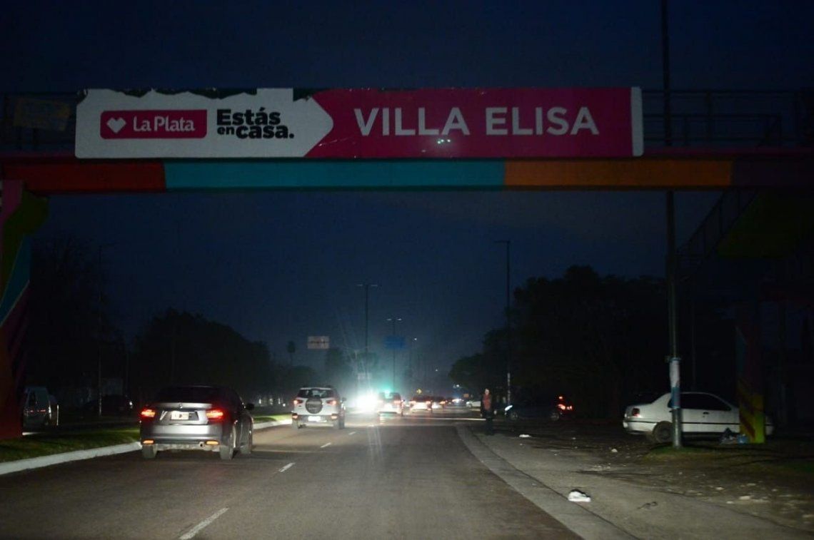 Cerca de 100 mil personas siguen sin luz en La Plata