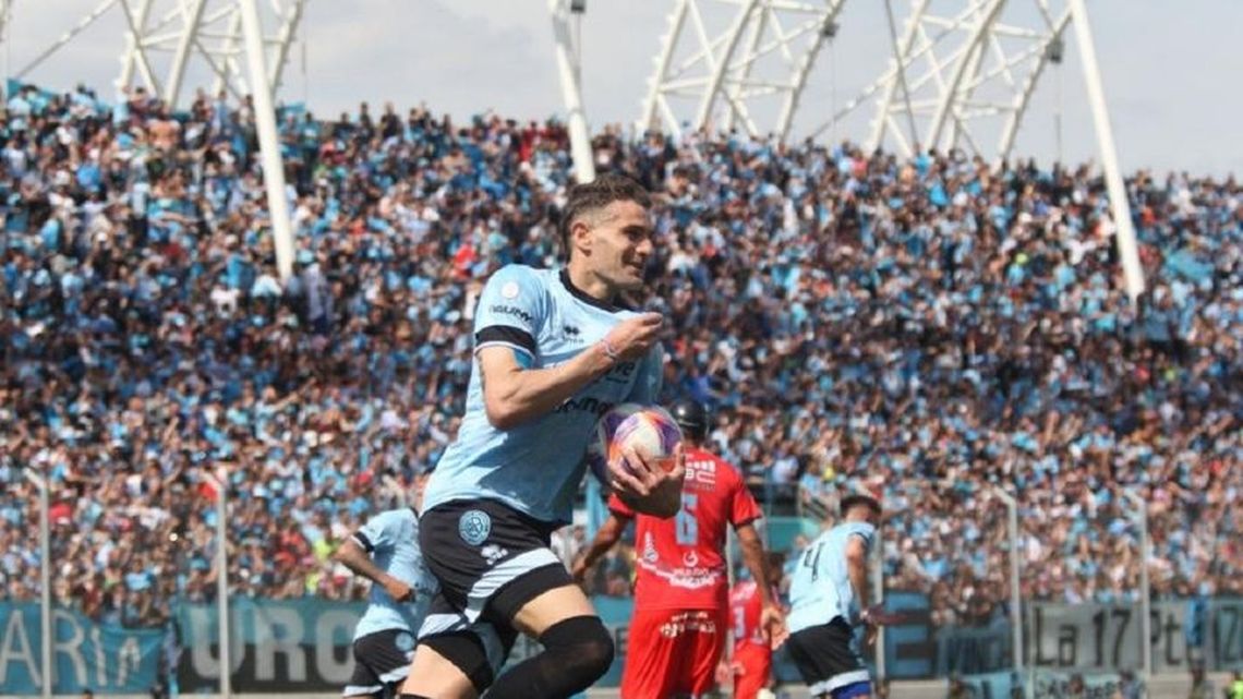 Vegetti festejando su primer gol para Belgrano.