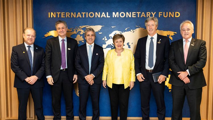 El ministro de Economía, Luis Caputo, se reunió en Washington con la directora gerente del Fondo Monetario Internacional (FMI), Kristalina Georgieva.