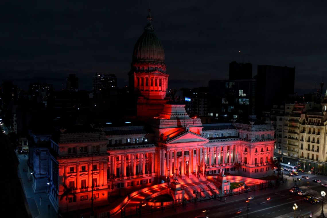 Congreso se iluminó de rojo para visibilizar a electrodependientes.