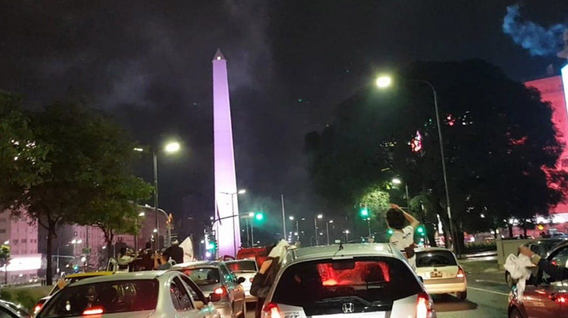 Platense a la B Nacional: noche de alegría y descontrol en el Obelisco