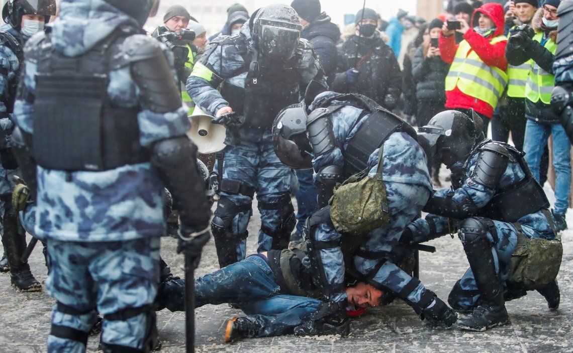 La policía de Rusia detuvo a más de 5 mil manifestantes.