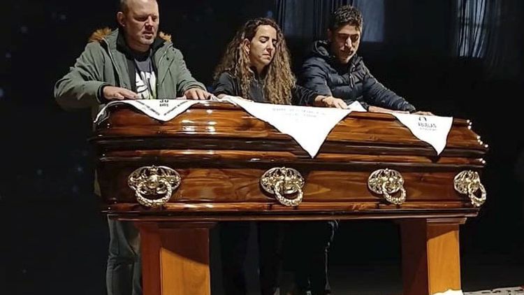 Los restos del Indio Solari son despedidos por miles de fanáticos.
