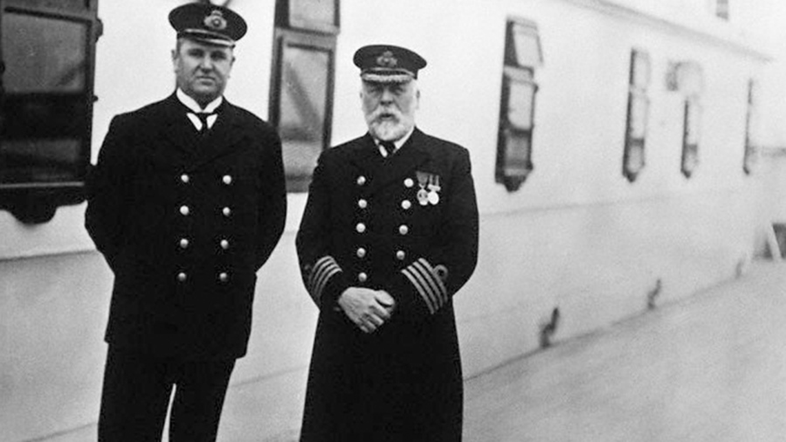 En la cubierta del Titanic, el sobrecargo jefe Hugh McElroy y el capitán Edward Smith