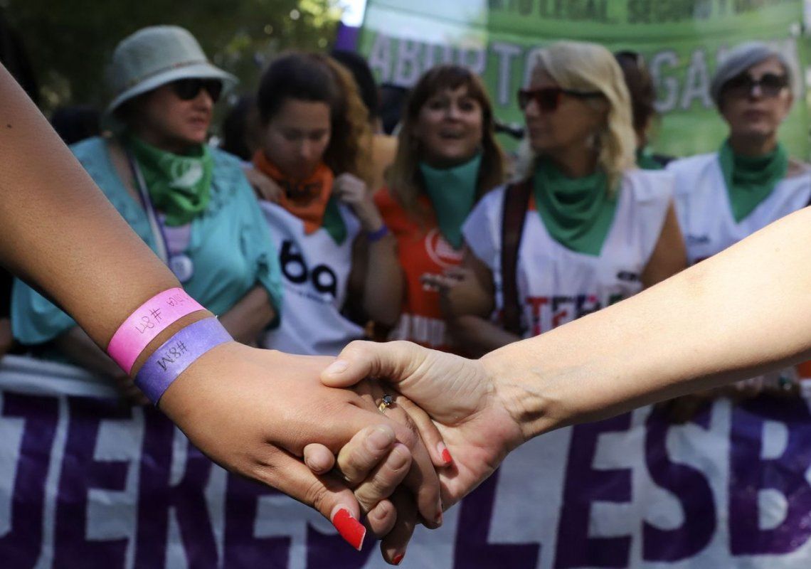 Una multitud de mujeres marchó por el aborto, la igualdad y contra la violencia