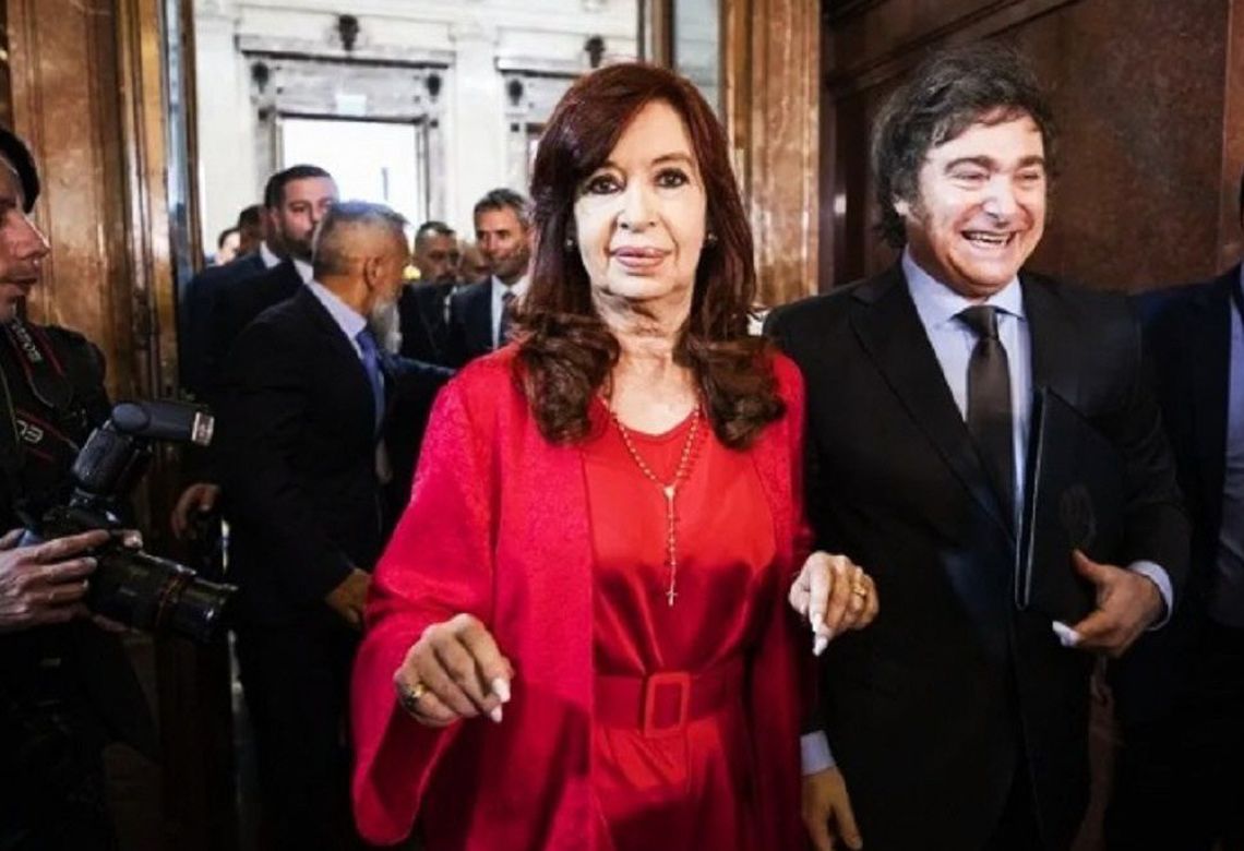 Cristina Kirchner y Javier Milei, el día de la asunción del Presidente. El cruce empezó en Buenos Aires y siguió en Mendoza.