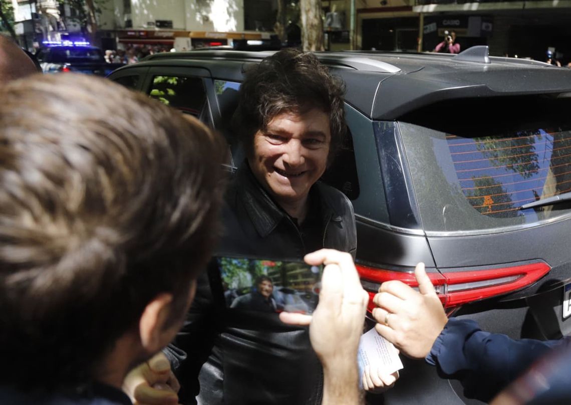Javier Milei saludó a los militantes libertarios y se sacó fotos después de votar en la sede de la UTN. Javier Milei saludó a los militantes libertarios y se sacó fotos después de votar en la sede de la UTN.