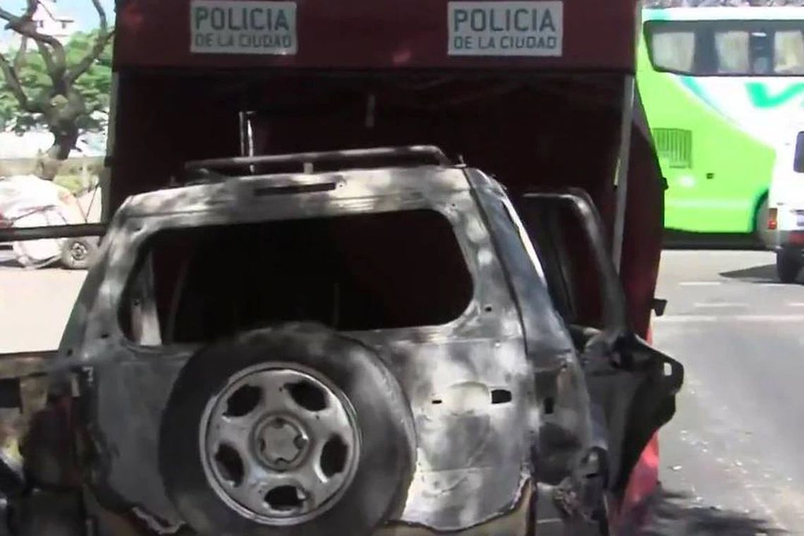 La camioneta incendiada en Liniers.