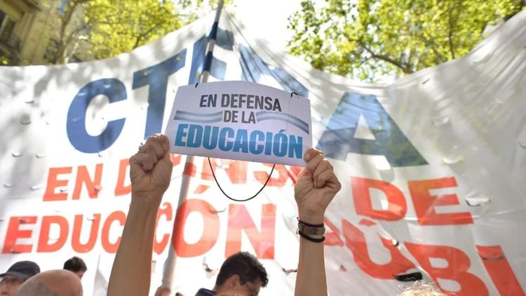 Gremios docentes llamaron a una marcha que se concentrará en el Cabildo, avenida de Mayo y Bolívar, a partir de las 11.30 para movilizarse hacia el Congreso.