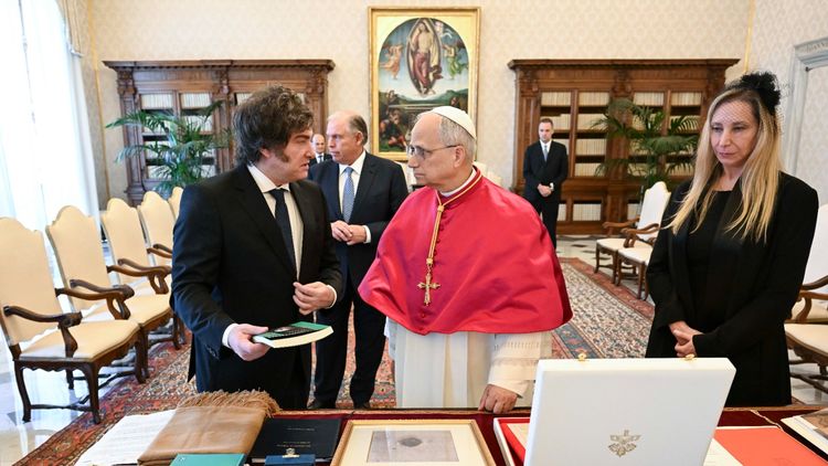 El presidente Javier Milei y su hermana Karina, en el intercambio de regalos con León XIV.