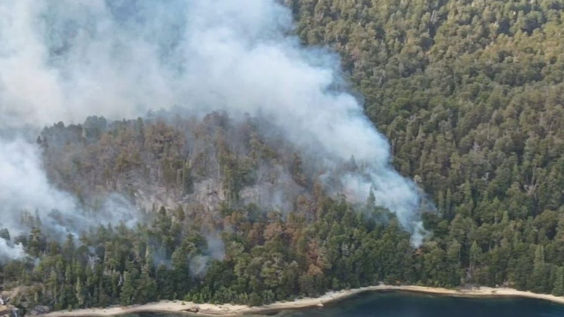 El incendio forestal afecta a la zona sur de la reserva.