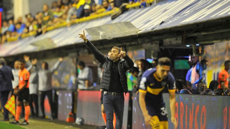 Coudet enfrentando a Boca en La Bombonera.