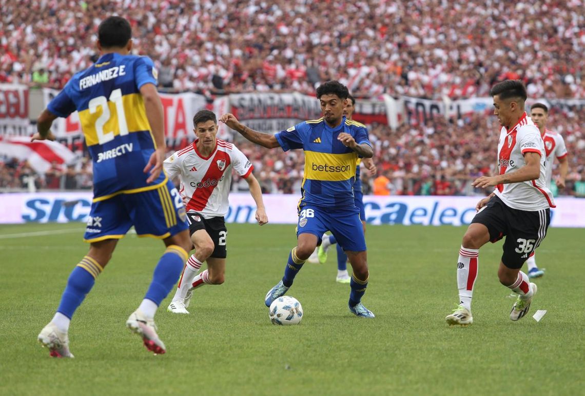 Duelo de goleadores: Pablo Solari marca a Cristian Medina.