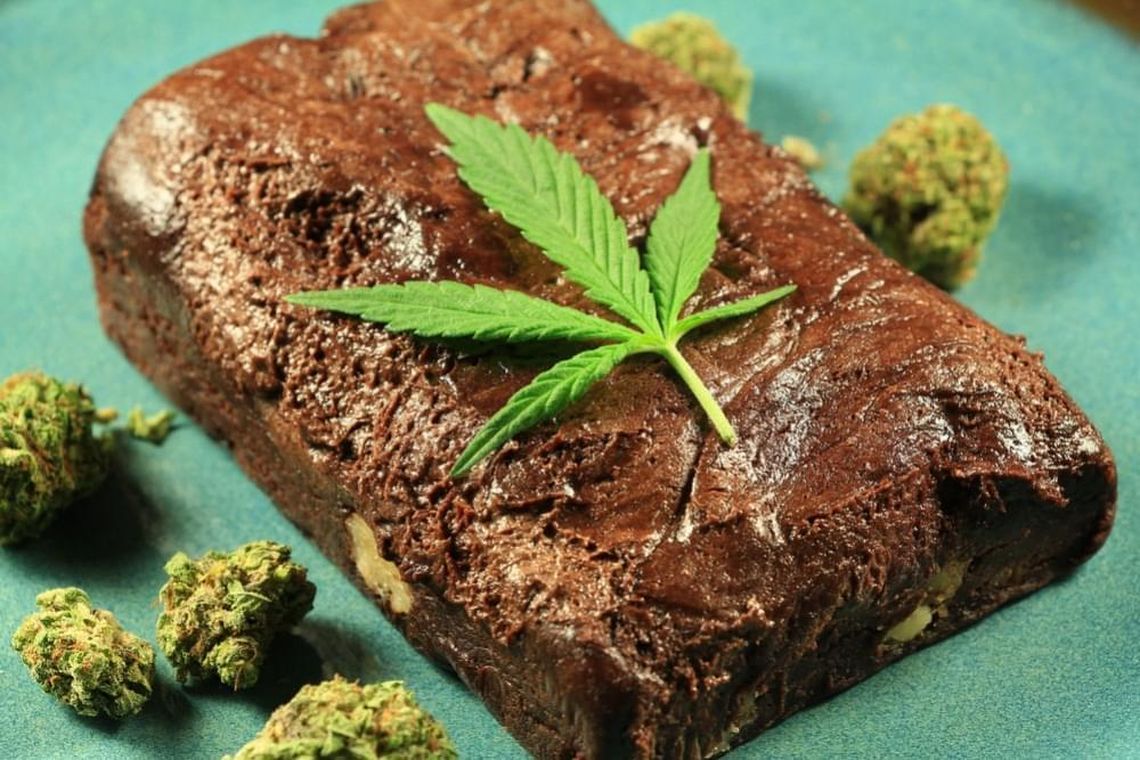 Imagen ilustrativa de bizcochuelo de chocolate con marihuana.