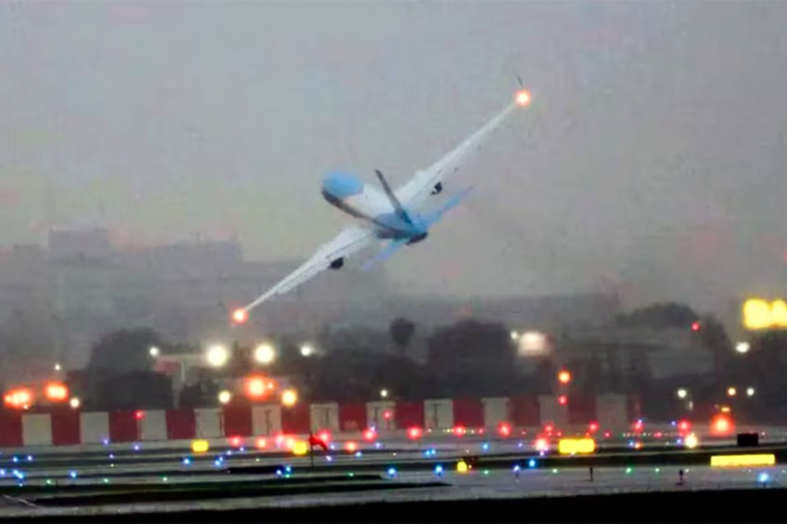 El vuelo rasante sobre Aeroparque del nuevo avión presidencial que generó polémica. Captura.