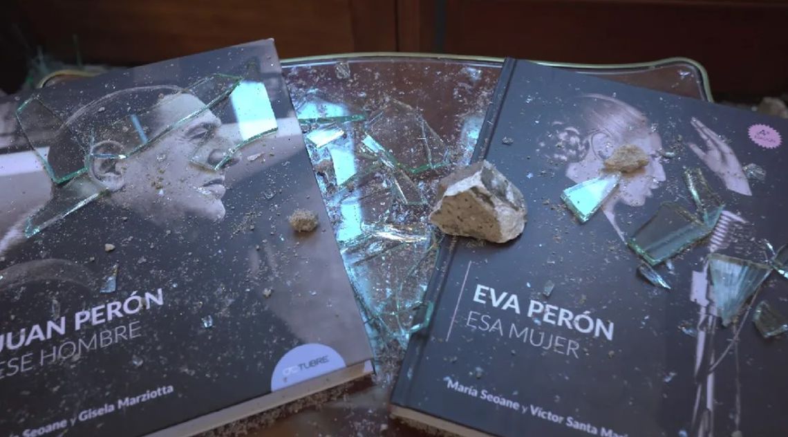 Cristina Fernández mostró los destrozos en su despacho.