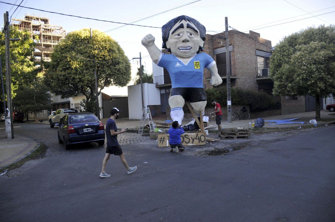 La Plata: Para la tradicional quema de muñecos, varios vecinos presentaron muñecos gigantes de Diego Maradona.